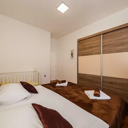 Апартаменти Josip Трогір